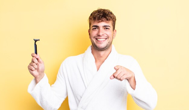 Jovem bonito apontando para a câmera escolhendo você. conceito de barbear