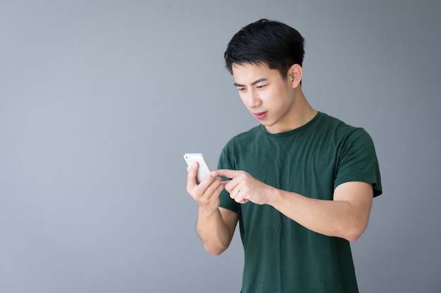 Jovem bonito asiático usando smartphone