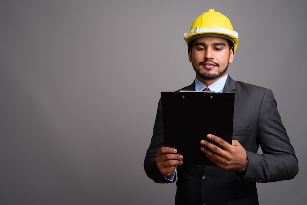 Jovem bonito barbudo empresário persa usando capacete de segurança