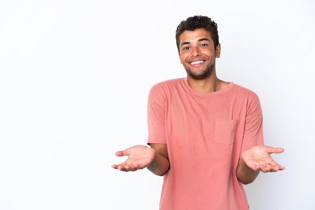 Jovem bonito brasileiro isolado no fundo branco feliz e sorridente