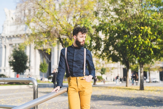 jovem bonito cabelo preto caucasiano empresário moderno