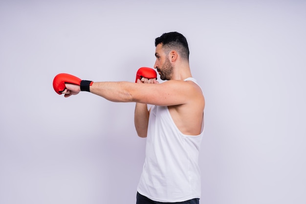 Jovem bonito caucasiano isolado no fundo branco com luvas de boxe