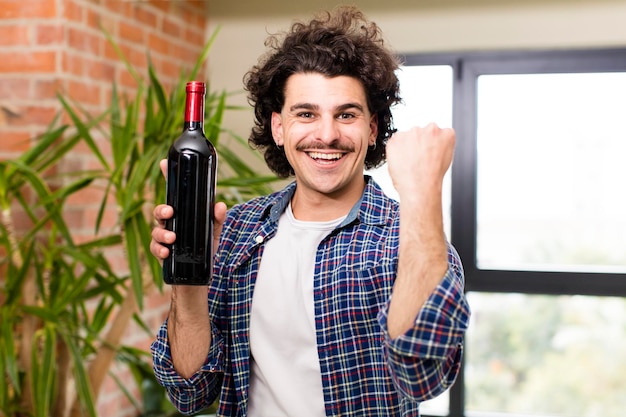 Jovem bonito celebrando a nova casa no interior de casa