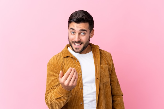 Jovem bonito com barba e casaco de veludo cotelê