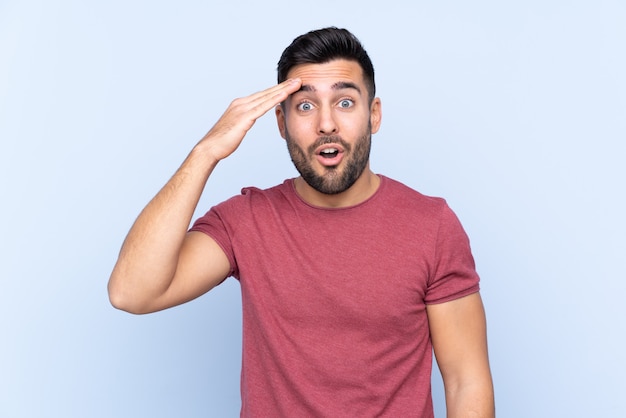 Jovem bonito com barba isolada acaba de perceber algo