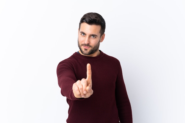 Jovem bonito com barba isolada, mostrando e levantando um dedo