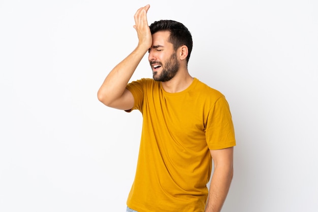 Jovem bonito com barba isolada na parede branca percebeu algo e pretende a solução