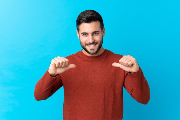 Jovem bonito com barba isolado, orgulhoso e satisfeito