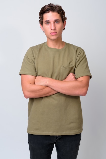 jovem bonito com cabelo ondulado e camisa verde