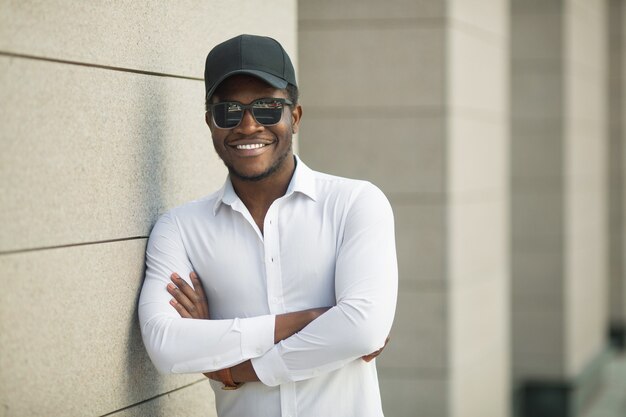 jovem bonito com camisa e óculos escuros