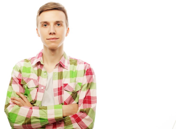 Foto jovem bonito com camisa olhando para a câmera