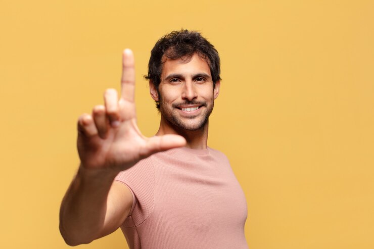 Foto jovem bonito com expressão de orgulho