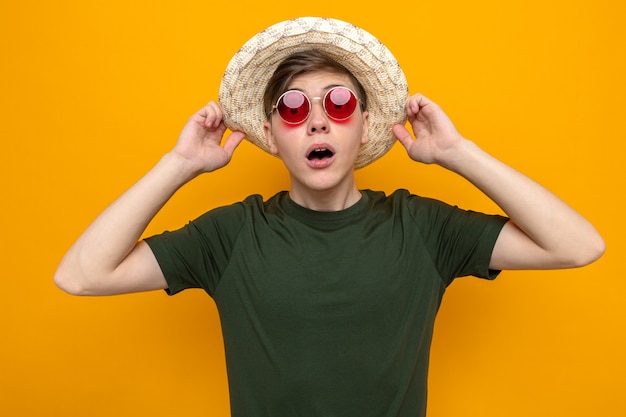 Foto jovem bonito com medo de chapéu e óculos