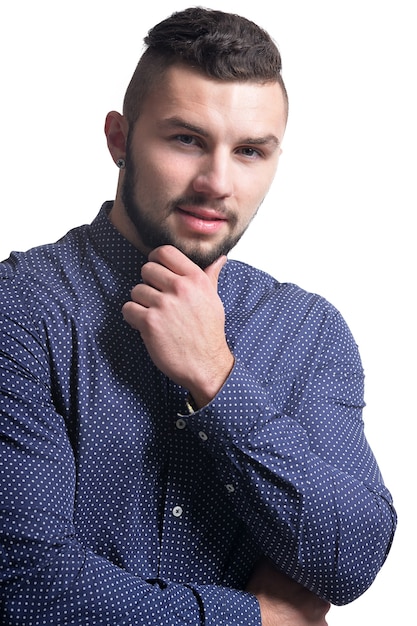 Jovem bonito com roupas formais posando contra um fundo branco