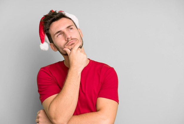 Jovem bonito com um conceito de natal de chapéu de papai noel