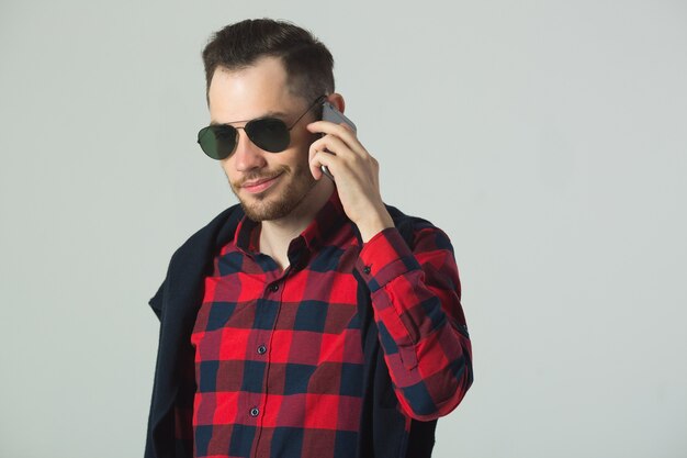 Jovem bonito com uma camisa xadrez