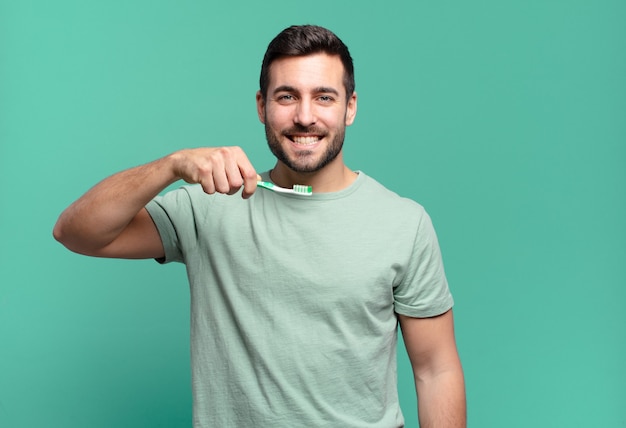 Jovem bonito com uma escova de dentes.