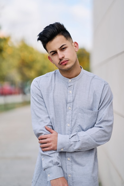 Foto jovem bonito e elegante posando e olhando diretamente