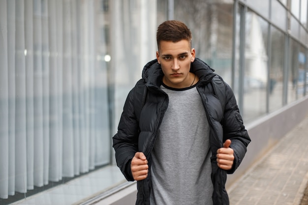 Jovem bonito elegante com cabelo em jaqueta de inverno