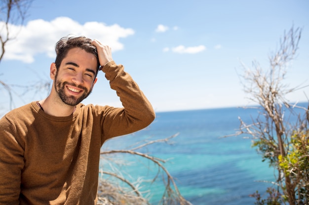 Jovem bonito em férias