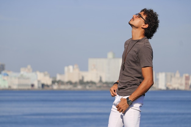 Jovem bonito em Havana com cabelo encaracolado