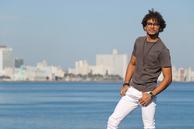 Jovem bonito em Havana com cabelo encaracolado