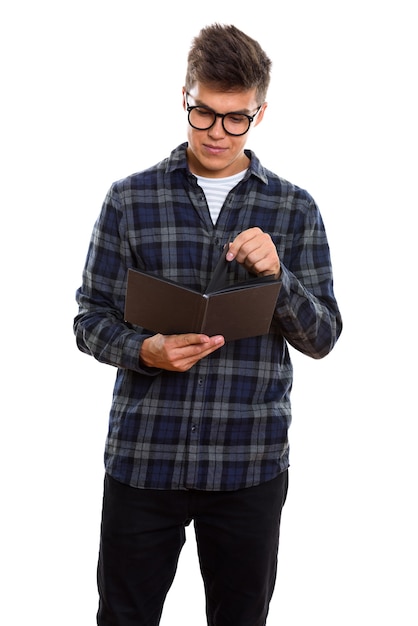 Jovem bonito em pé enquanto lê um livro