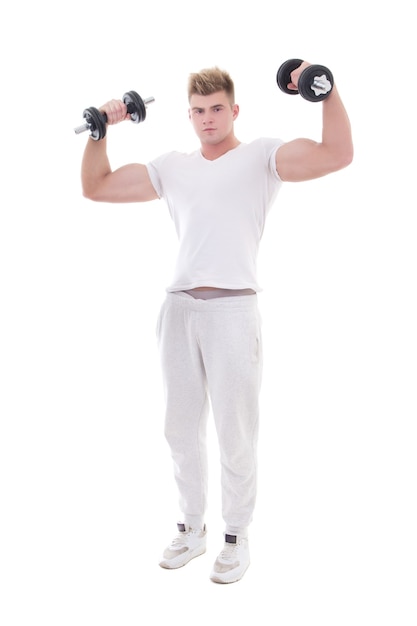 Jovem bonito em roupas esportivas fazendo exercícios com halteres isolados no fundo branco