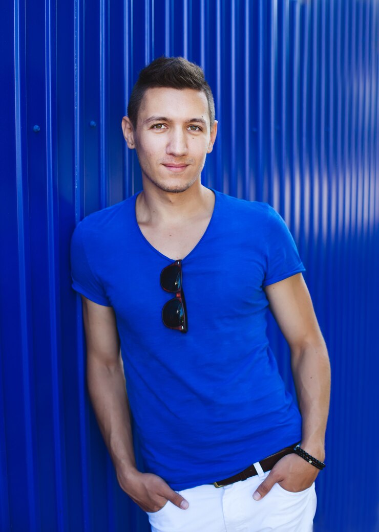 Foto jovem bonito em uma camiseta azul