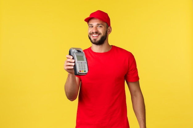 Jovem bonito entregador com um boné vermelho