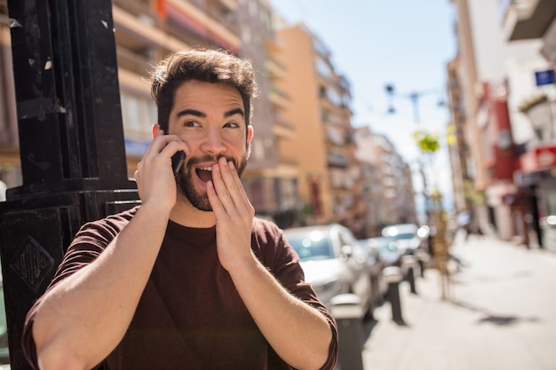 Jovem bonito falando no celular