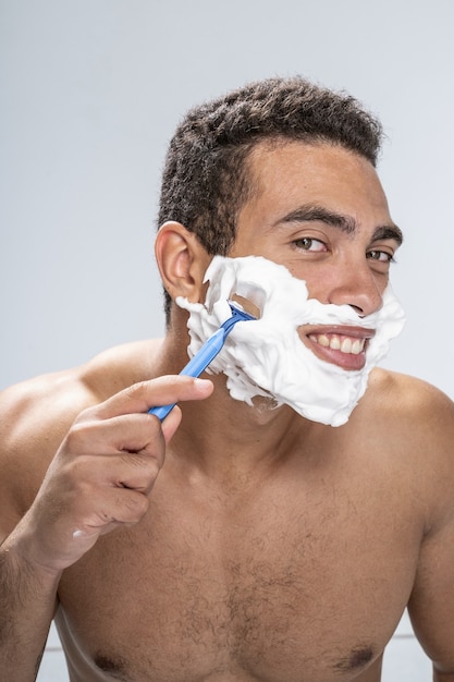 Jovem bonito fazendo os primeiros movimentos com a navalha