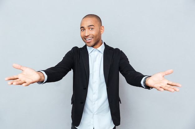 Jovem bonito feliz africano moderno sorrindo