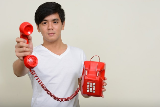 Jovem bonito filipino em branco