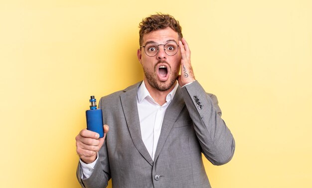 Jovem bonito gritando com as mãos no conceito de vaporizador de ar