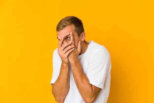 Jovem bonito homem caucasiano expressando emoções isolado