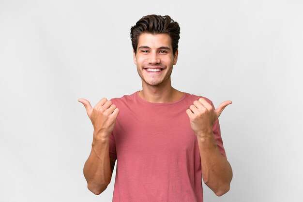 Jovem bonito homem caucasiano sobre fundo branco isolado com polegares para cima gesto e sorrindo