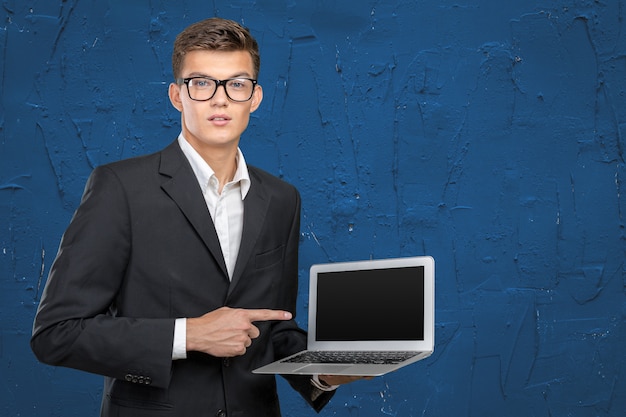 Jovem, bonito, homem negócios, segurando, laptop