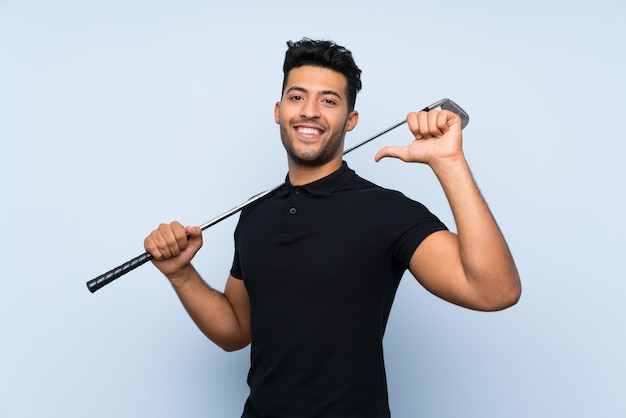 Jovem bonito jogando golfe orgulhoso e satisfeito