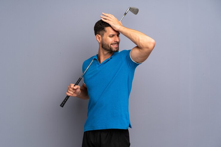 Foto jovem bonito jogando golfe percebeu algo