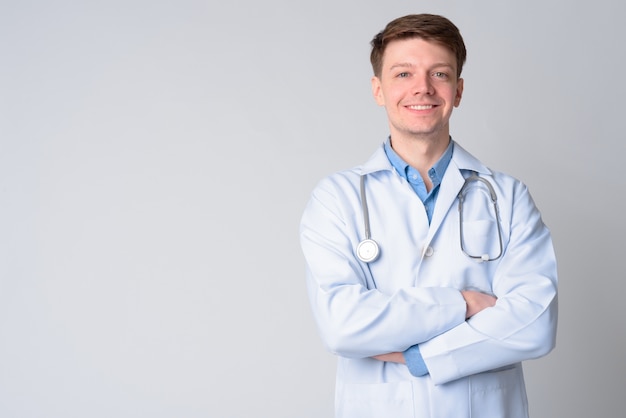 jovem bonito médico em branco