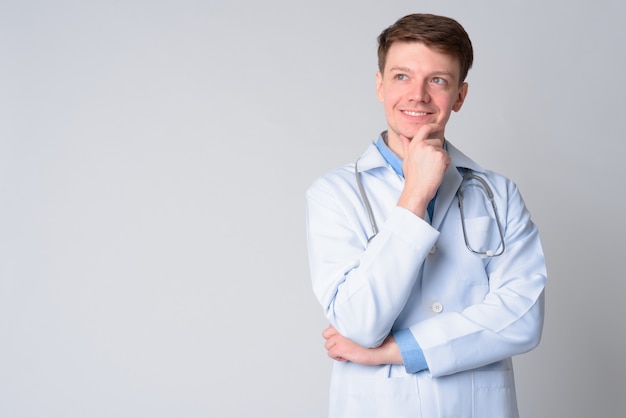 jovem bonito médico em branco