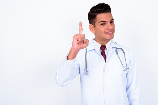 Foto jovem bonito médico em branco