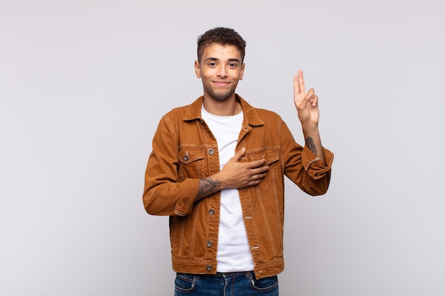 jovem bonito mostrando gesto de paz