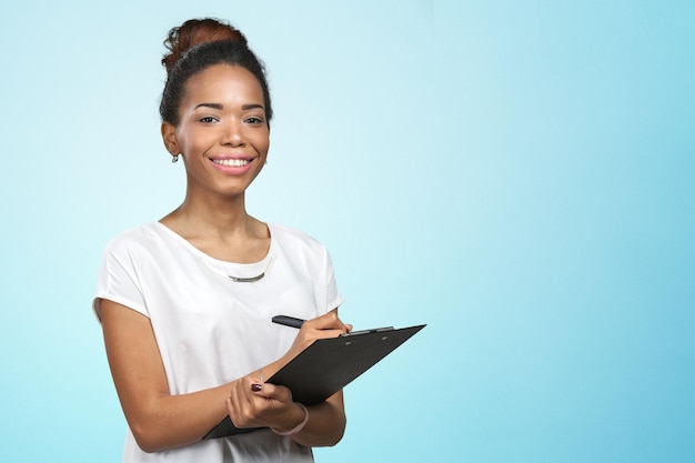 Jovem, bonito, mulher americana africana, com, área de transferência