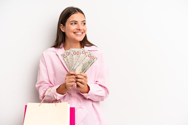 Jovem, bonito, mulher, com, bolsas para compras