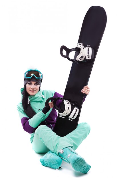 Jovem, bonito, mulher, em, roxo, traje esqui, e, esqui, óculos, ter, pretas, snowboard