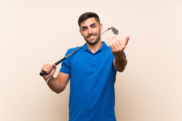 Jovem bonito muro isolado olhando para o lado