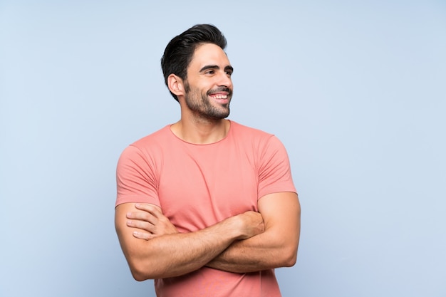 Jovem bonito na camisa rosa feliz e sorridente