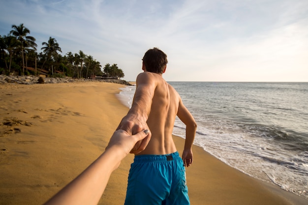 Jovem bonito na praia